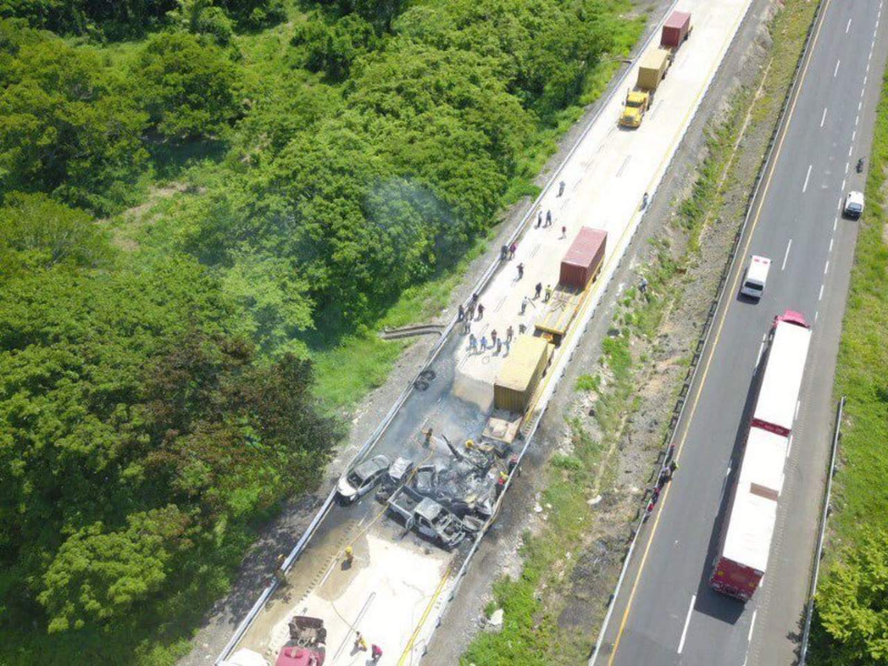 De acuerdo con los informes policiales, un total de siete vehículos, entre particulares y de carga, se impactaron y se incendiaron posteriormente. (ARCHIVO)