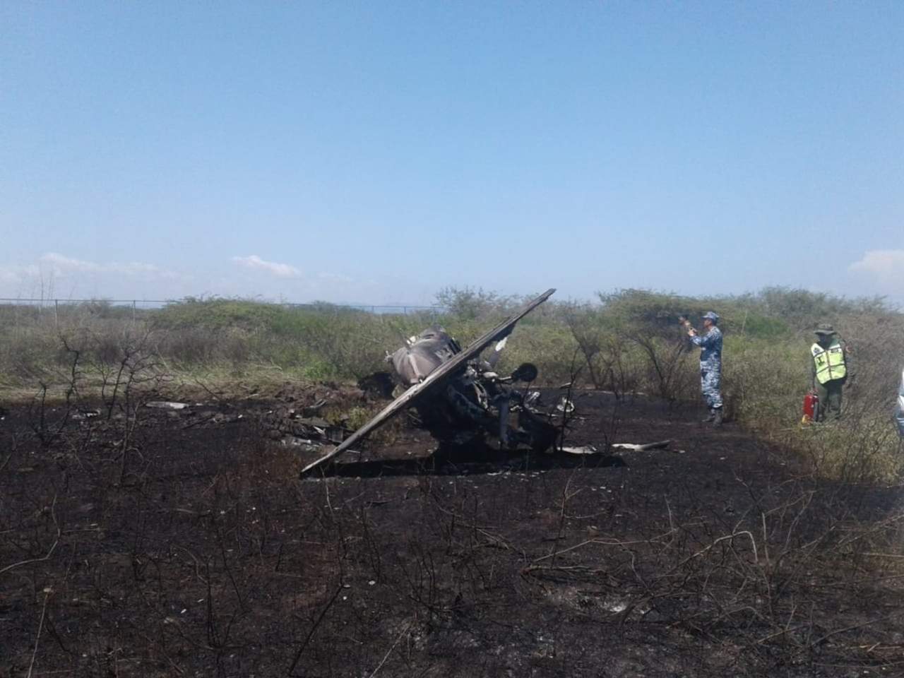 Se informó que al tratar de despegar el aeronave de la Fuerza Aérea Mexicana cayó la tarde de este martes dentro de la Base Aérea Militar Número 2, ubicada en la Ciudad de Ixtepec, municipio de la región del Istmo de Tehuantepec, Oaxaca. (ESPECIAL)