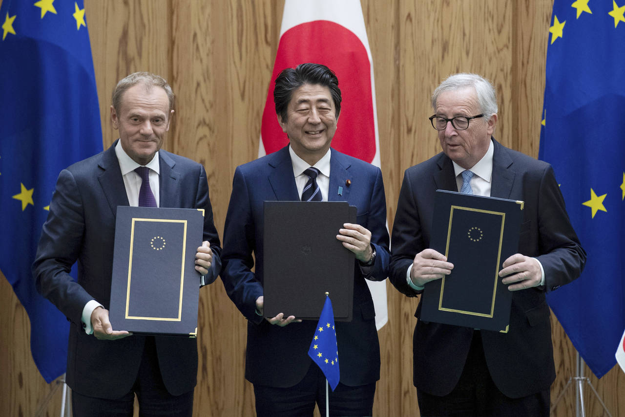 Otro camino. La Unión Europea y Japón firmaron ayer un amplio acuerdo comercial que eliminará casi todos los aranceles. (EFE)