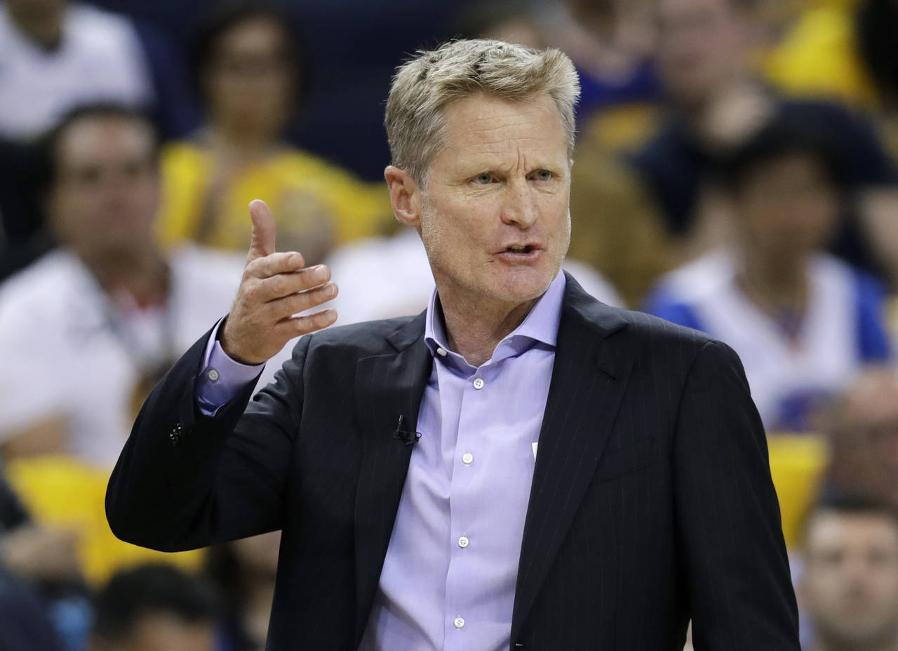 El coach Steve Kerr ha llevado a los Warriors de Golden State a cuatro finales consecutivas de la NBA y ha ganado tres títulos. Los Warriors extienden el contrato a Steve Kerr