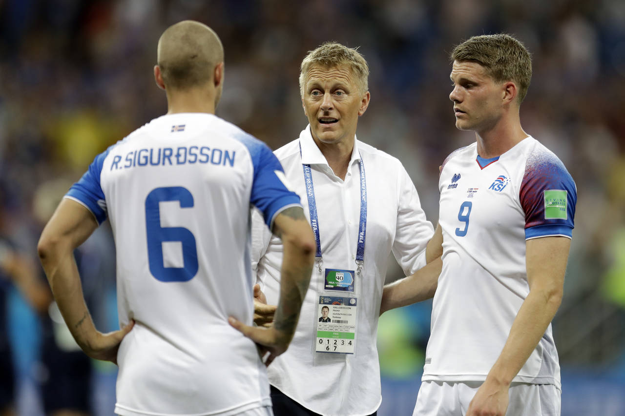 Heima Hallgrimsson saluda a sus jugadores Ragnar Sigurdsson y Bjorn Sigurdarson tras un partido contra Croacia.