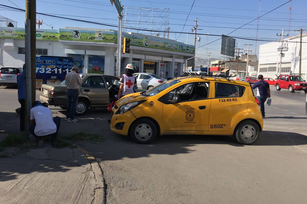 Atención. El personal de Cruz Roja se encargó de atender al conductor del vehículo Nissan Tsuru. (EL SIGLO DE TORREÓN)