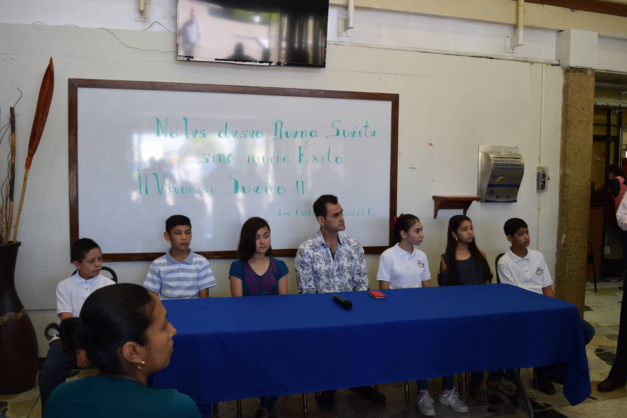 Orgullo. Representantes de las escuelas primarias de La Laguna que acudirán a reunión con el presidente Peña. (EL SIGLO DE TORREÓN)
