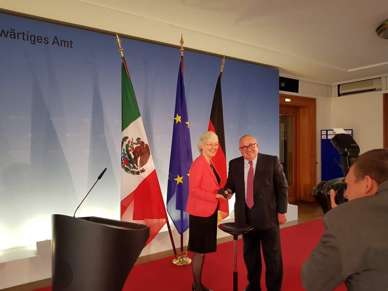 El embajador de México en Alemania, Rogelio Granguillhome, recibió la pieza de manos de Elisabeth Wolbers, jefa de la División de Política Cultural Multilateral, Protección y Restitución de Bienes Culturales del Ministerio de Exteriores. (TWITTER)