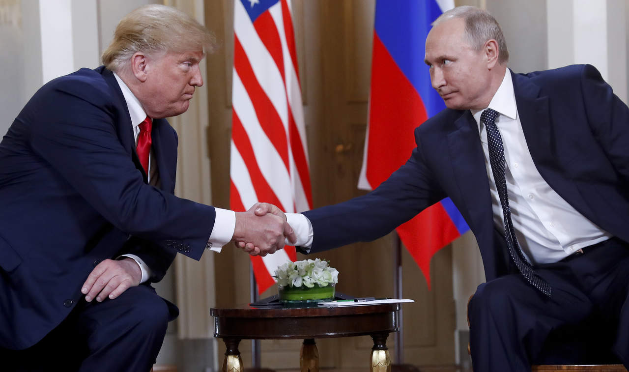 En una entrevista con la cadena CBS News, Trump también afirmó que considera que Putin es responsable de la presunta injerencia rusa en las elecciones presidenciales de 2016, 'porque está a cargo del país'. (ARCHIVO)