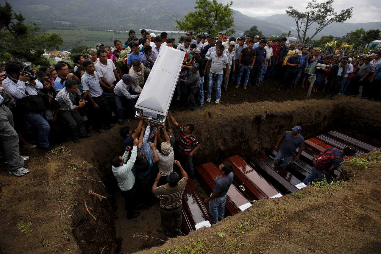 Tragedia. Sigue la labor de reconocimiento de los restos de personas que fallecieron en la erupción del volcán de Fuego. (ARCHIVO)