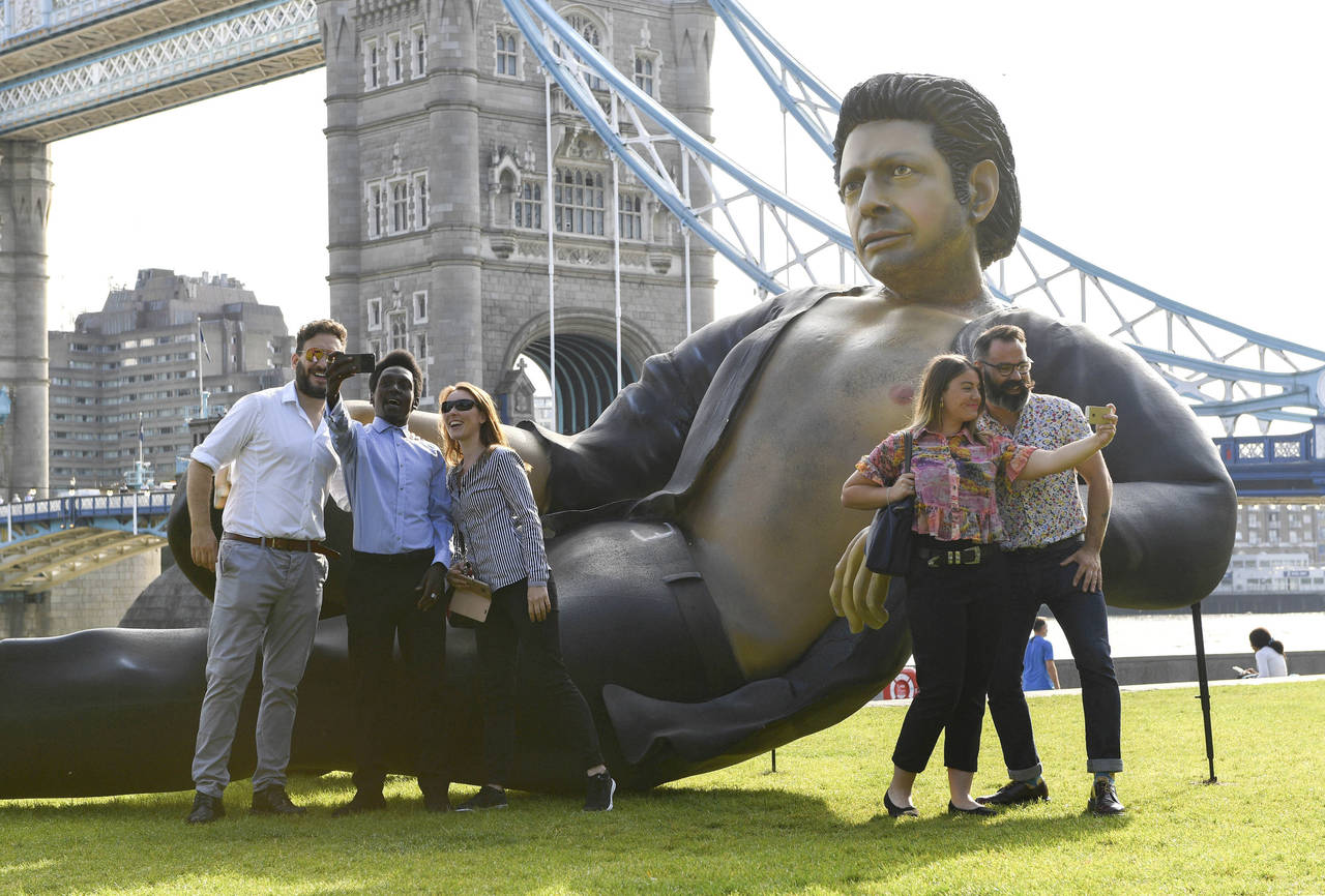 Aniversario. La estatua de Jeff Goldblum se instaló a manera de celebración de 25 años de Jurassic World.  (ARCHIVO)