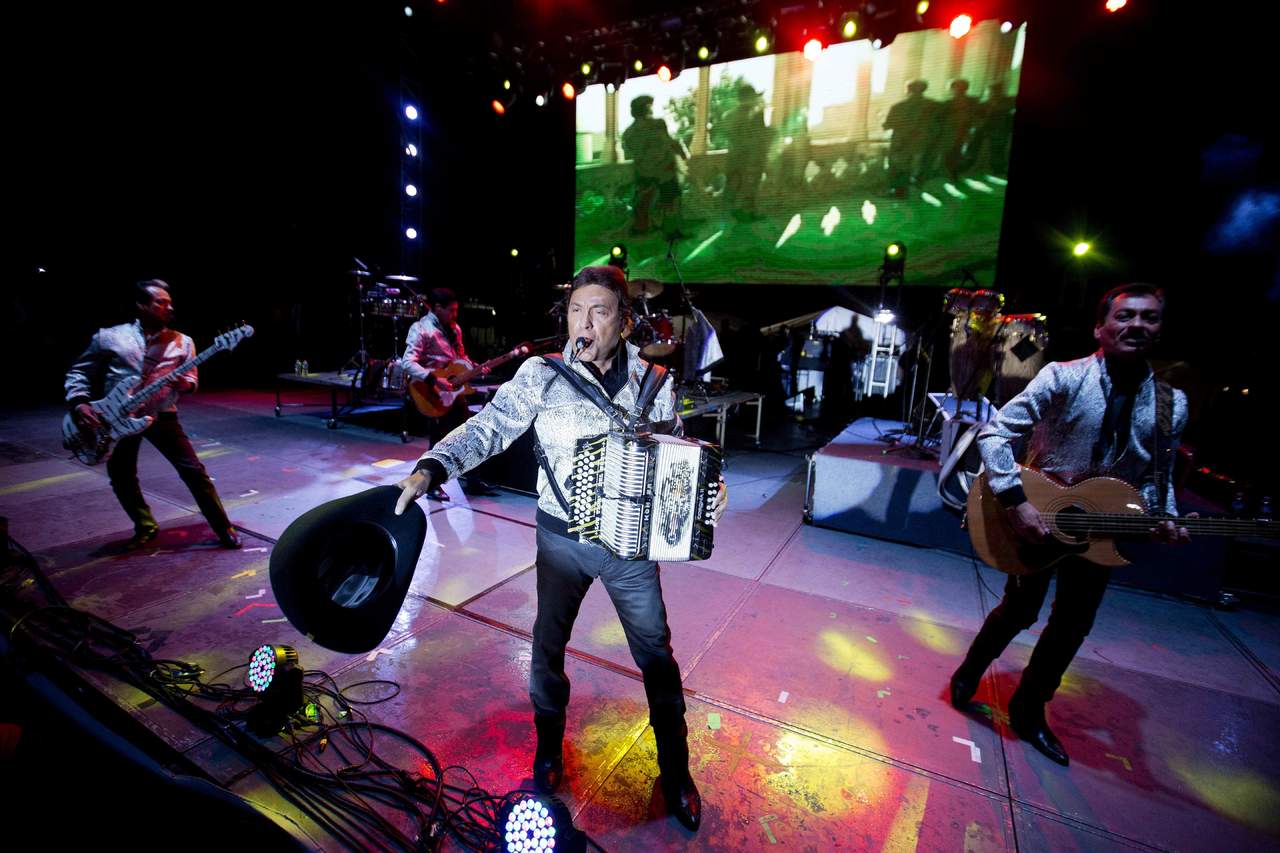Gira. Los Tigres del Norte y Alejandro Fernández ofrecerán a los ‘dreamers’ la oportunidad de asistir gratis a uno de sus conciertos. (ARCHIVO)
