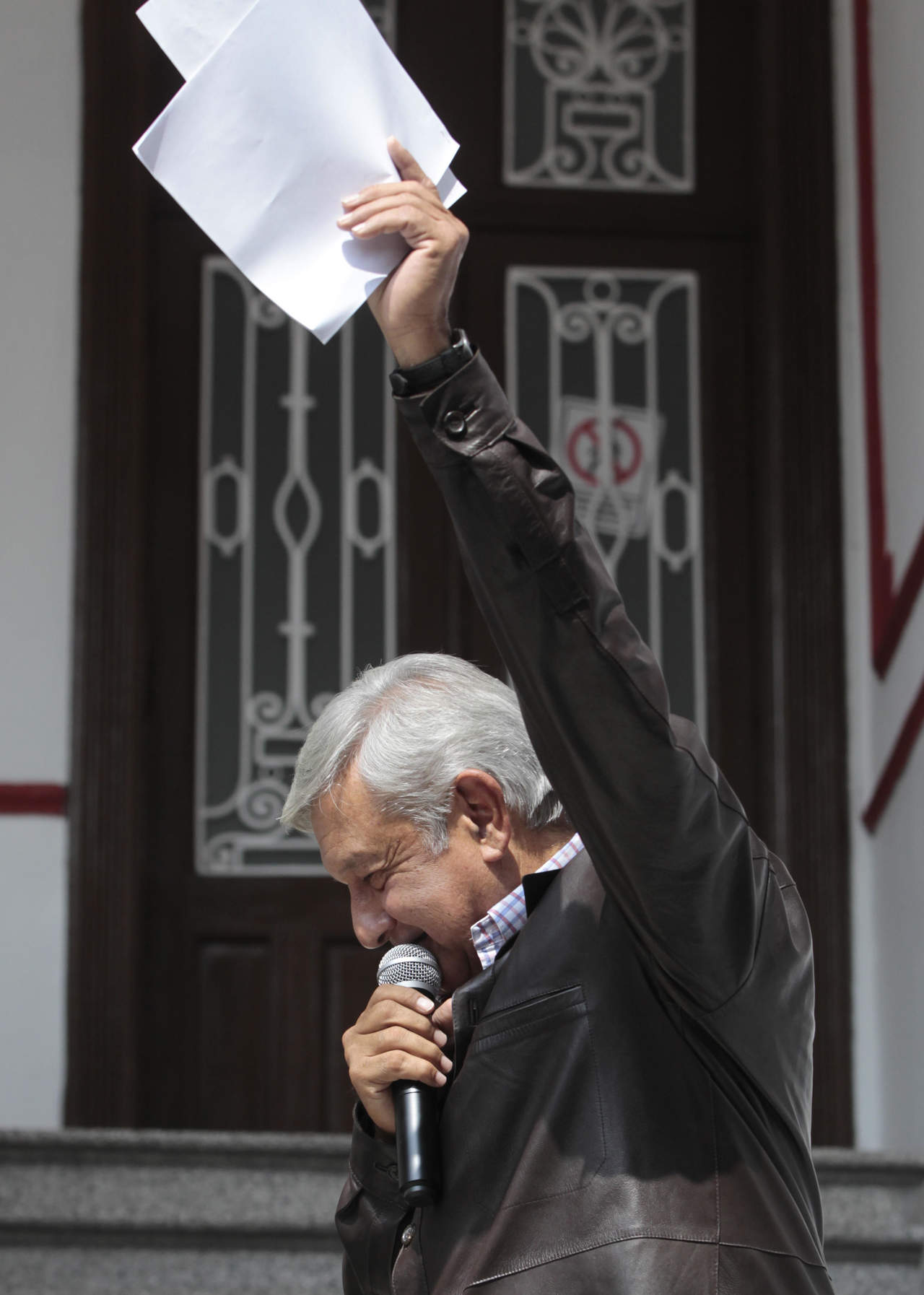 Superado. López Obrador ganará menos que 17 gobernadores y al menos 8 alcaldes del país. (ARCHIVO) 