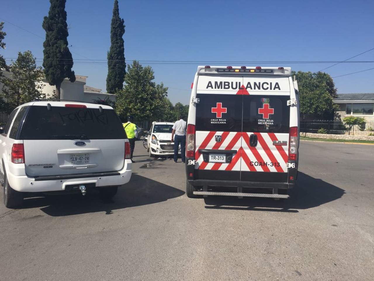 Paramédicos de la Cruz Roja arribaron al lugar para revisar el estado de salud de las tripulantes de los vehículos, las cuales no presentaron lesiones de gravedad. (EL SIGLO DE TORREÓN)
