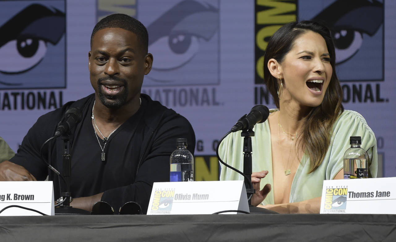 Entusiastas. Sterling K. Brown y  Olivia Mun dieron detalles en La Comic Con de la nueva entrega de The Predador. (ARCHIVO)