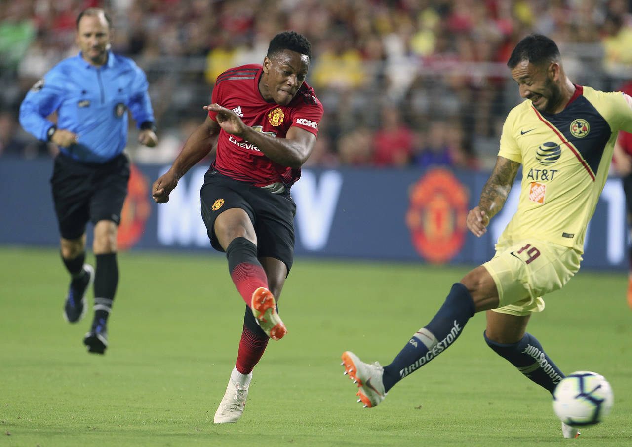 Anthony Martial, del Manchester United, intenta un tiro ante la marca del defensa Emanuel Aguilera. Águilas empatan con Manchester United