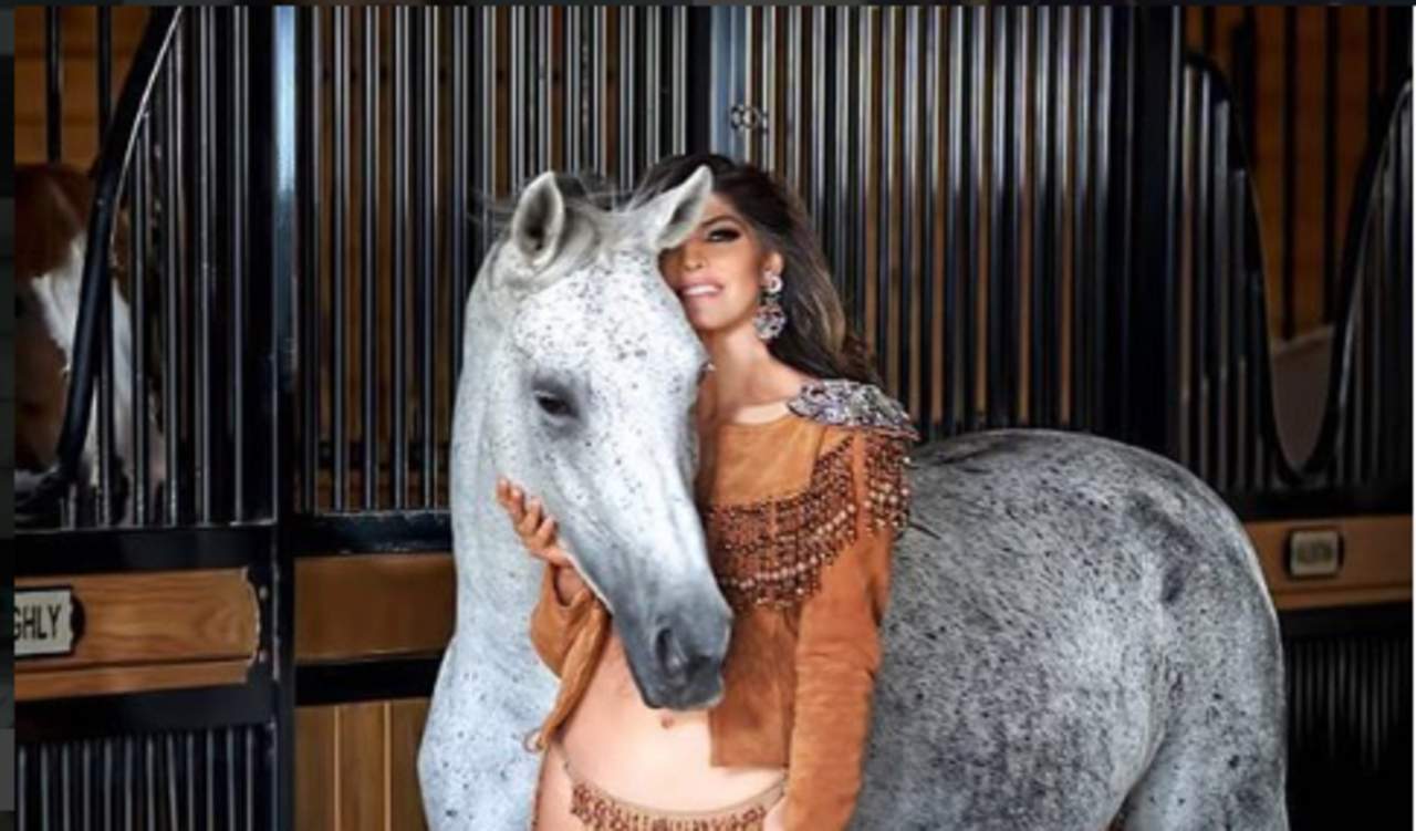 Los ‘apapache’. Con diversas fotos, la cantante Ana Bárbara complace a todos sus fans en redes sociales. (ESPECIAL)