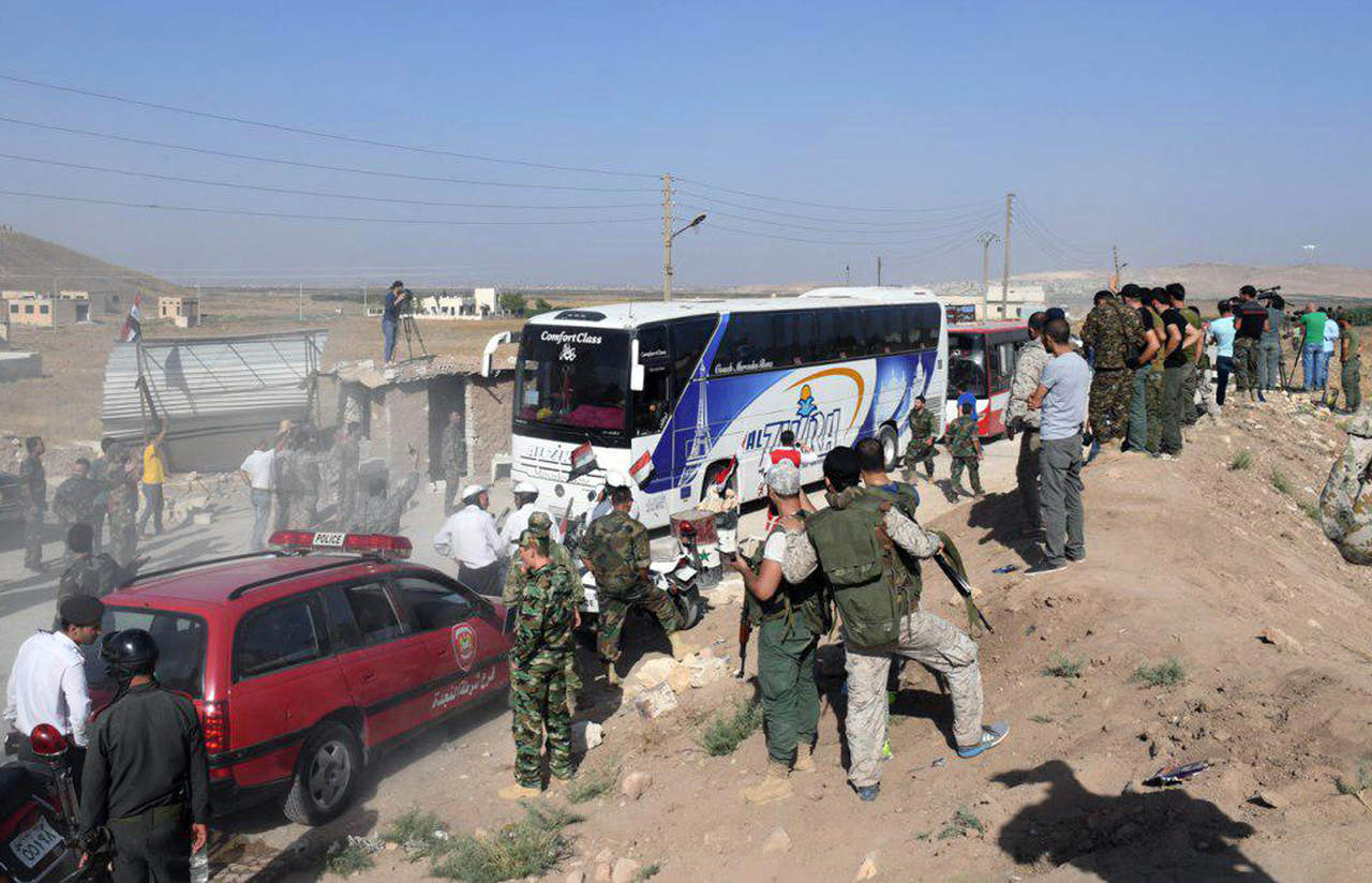 Traslado. Civiles y militares de las localidades Al Fua y Kefraya fueron evacuados ayer, tras un pacto entre Rusia y Turquía. (AP)