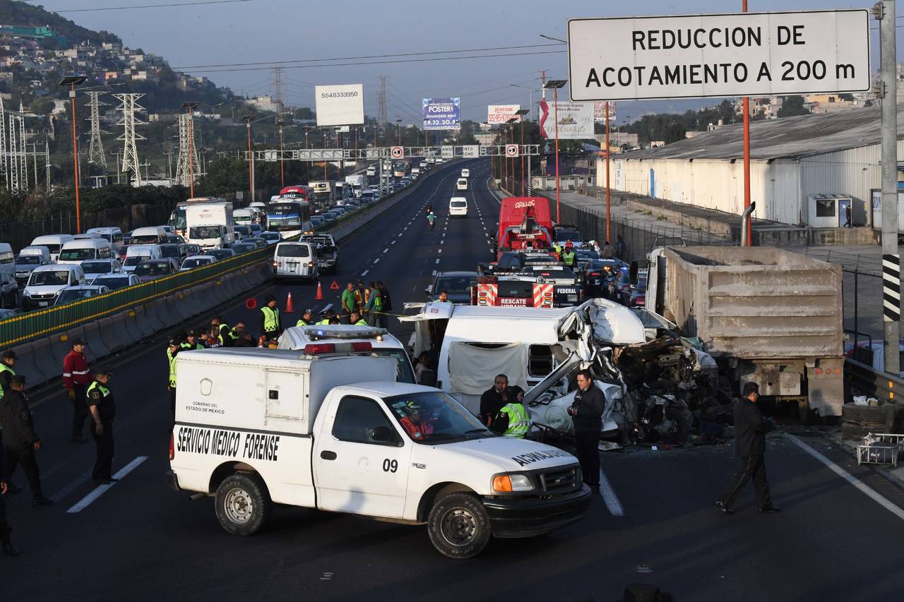 Auxilio. Cuerpos de emergencia acudieron a brindar ayuda luego de un choque entre una camioneta del transporte público con un vehículo de carga  en el kilómetro 18 de la autopista México-Pachuca. (AGENCIAS)