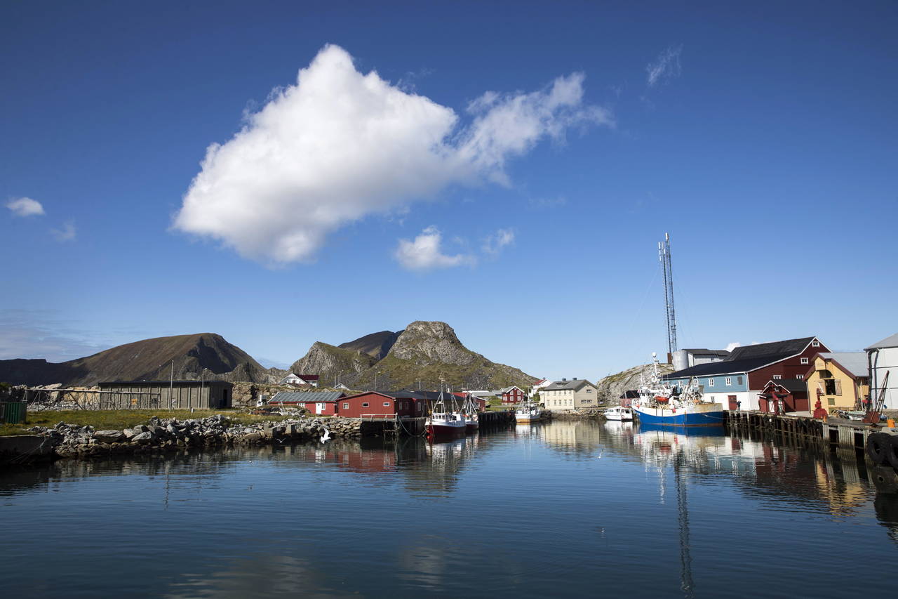 Atípico. Una vista de la isla de Vaeroy, en Noruega, la cual se encuentra en Círculo Polar Ártico. (EFE)