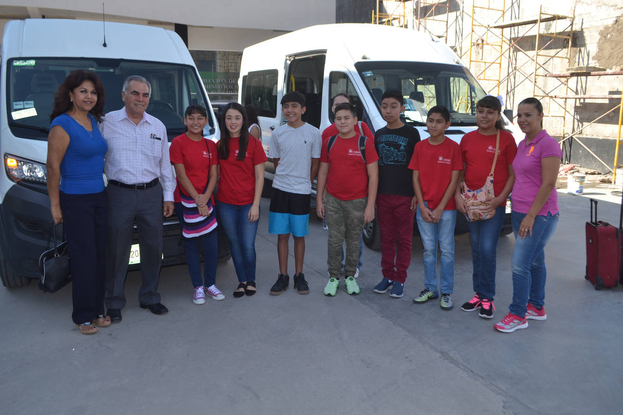 Viaje. Los niños y niñas salieron ayer de la Subsecretaría de Servicios Educativos, región Laguna. (EL SIGLO DE TORREÓN)