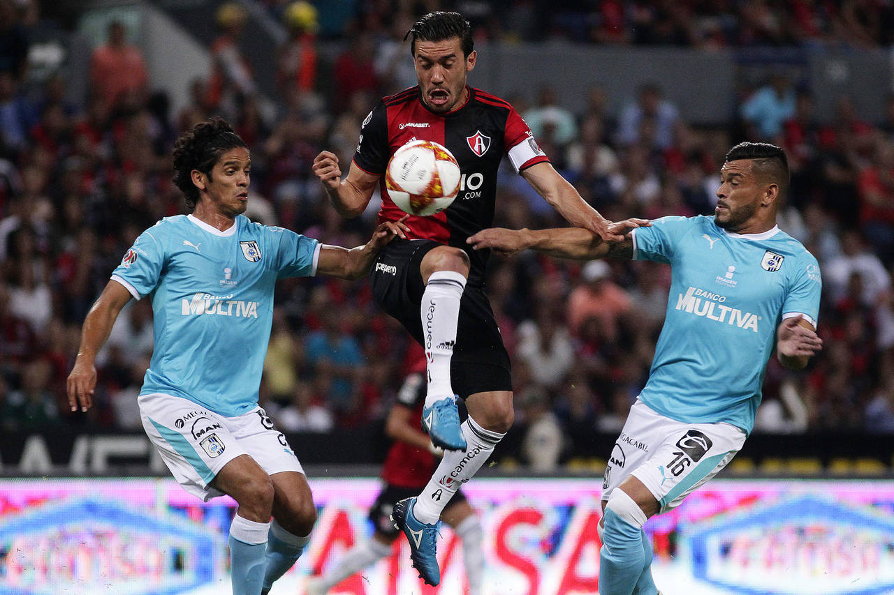 Jaime Gómez (i), Miguel Samudio (d), del Querétaro, y Juan Pablo Vigón, del Atlas, durante el juego de la Jornada 1 del Apertura 2018. Querétaro empata sin goles con Atlas. (ARCHIVO)