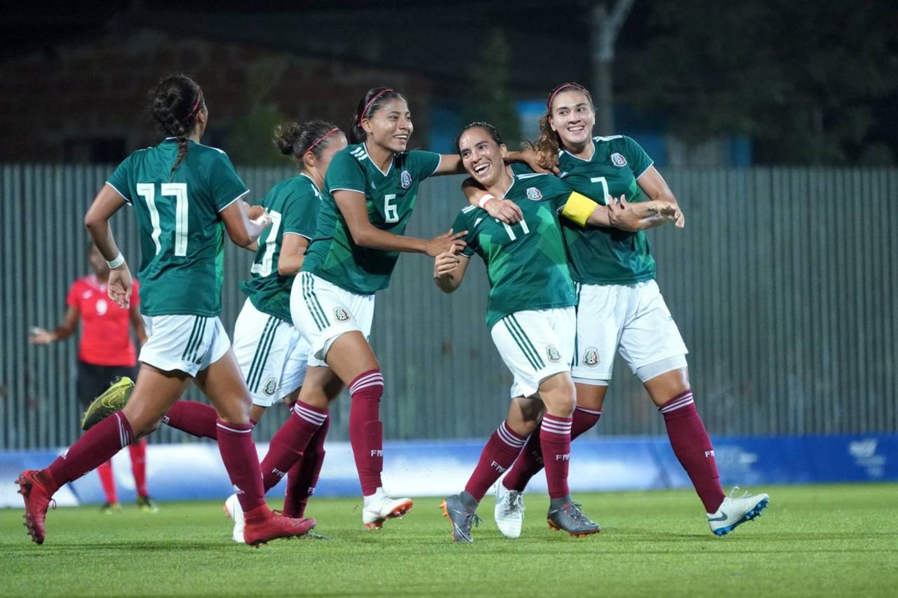 Las jugadoras mexicanas celebran una de las anotaciones. Las trinitarias no fueron rivales. (ARCHIVO)