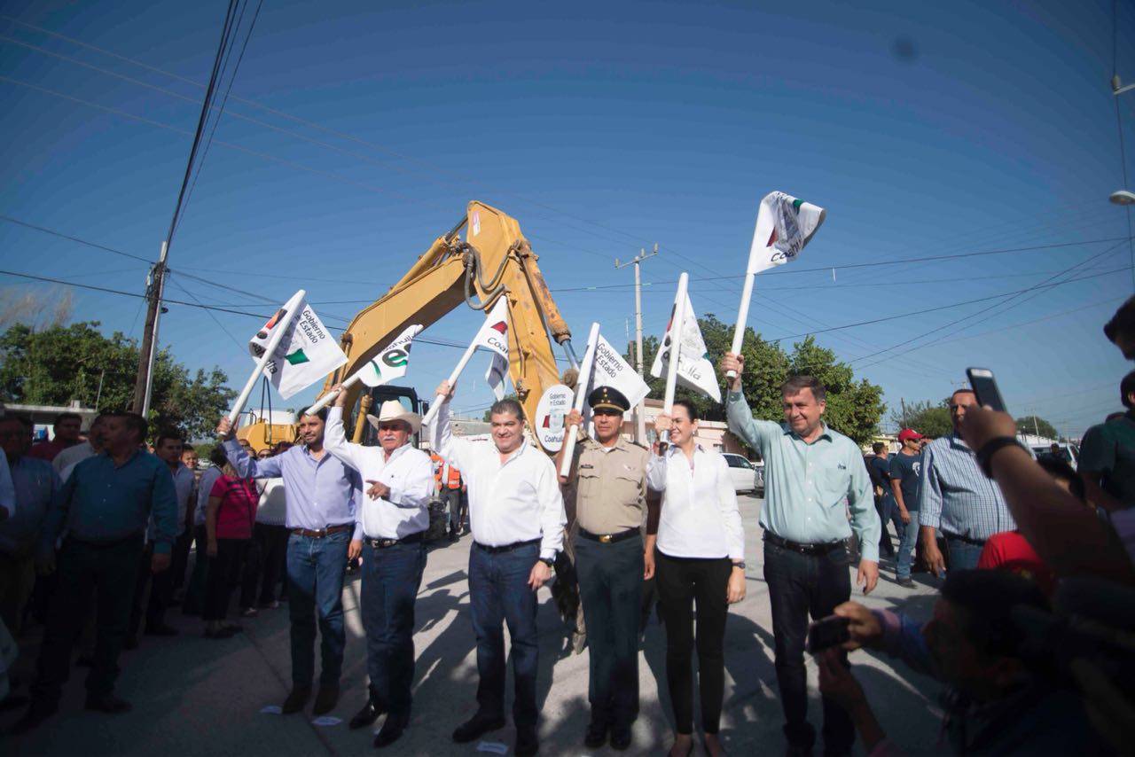 Desarrollo. El gobernador de Coahuila, Miguel Riquelme Solís da el banderazo de la obra.