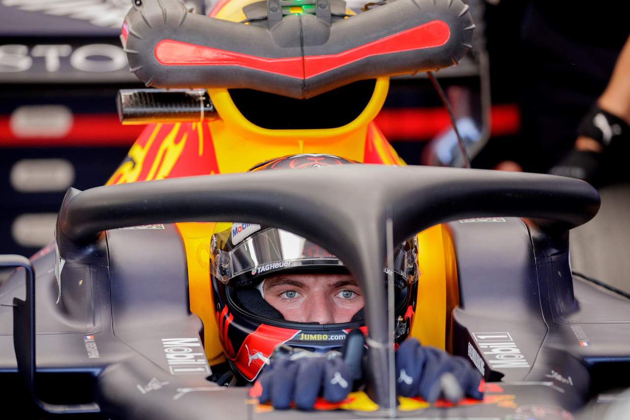 El piloto holandés Max Verstappen, de Red Bull, recibe servicio en los pits
durante la primera sesión de práctica en el circuito Hockenheimring. (ARCHIVO)