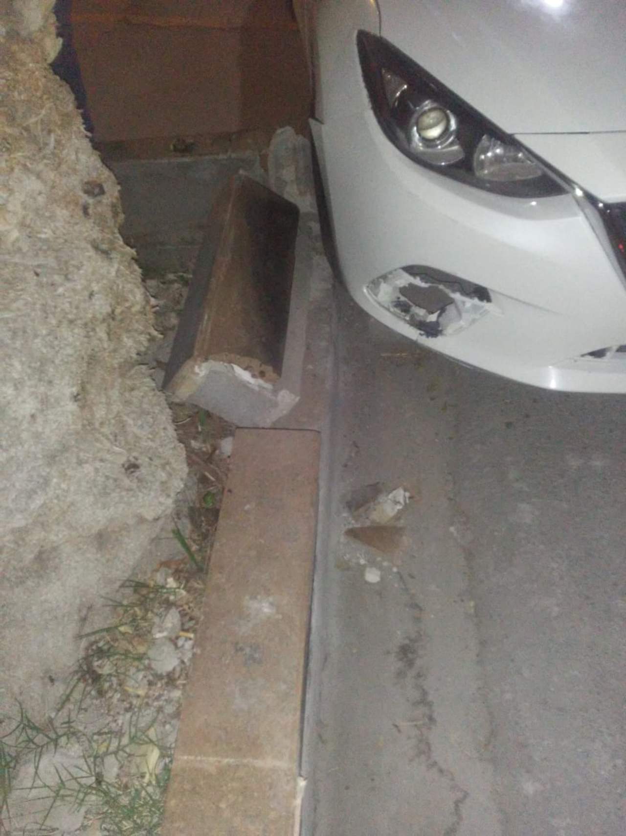 Accidente. El vehículo Mazda color blanco causó daños a una jardinera ubicada afuera de un domicilio.