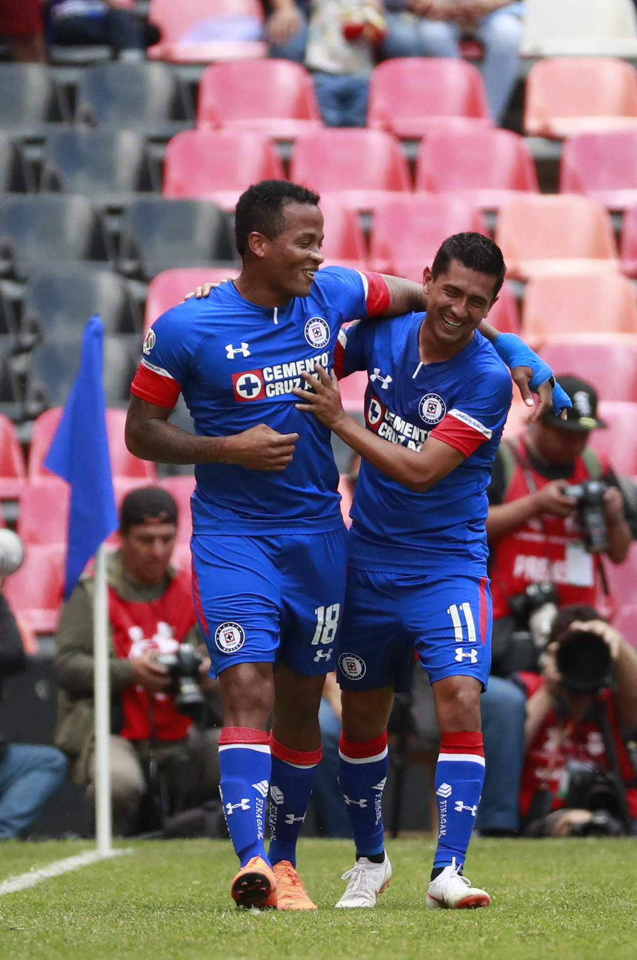 El Cruz Azul golea 3-0 al Puebla con goles de sus refuerzos. (EFE) 
