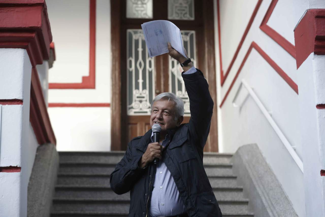 López Obrador se comprometió con los medios de comunicación a entregarles un programa con las reuniones que sostendrá en todo el país 'para recoger las opiniones de familiares de víctimas, defensores de derechos humanos, de los que siembran por necesidad, porque no tienen otra alternativa'. (EL UNIVERSAL) 
