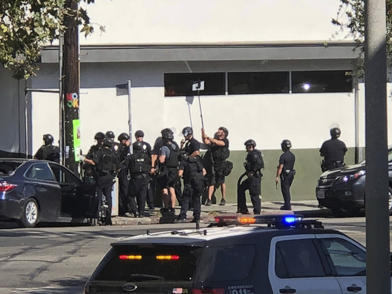 Reacción. La policía de Los Ángeles rodearon el mercado en donde el sospechoso había tomado a varios rehenes.