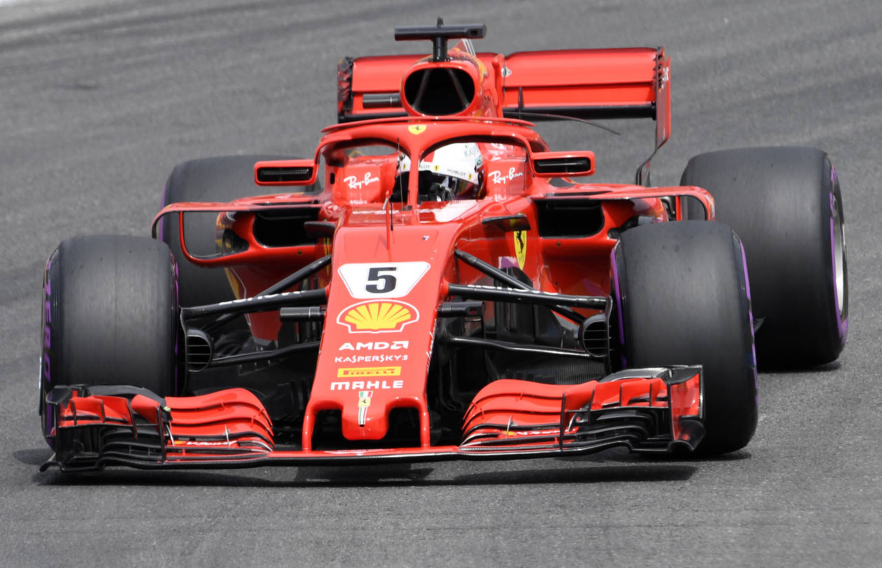 El piloto de Ferrari Sebastian Vettel conduce su automóvil durante la sesión clasificaroria para el Gran Premio de Alemania. Vettel se lleva la pole para Alemania
