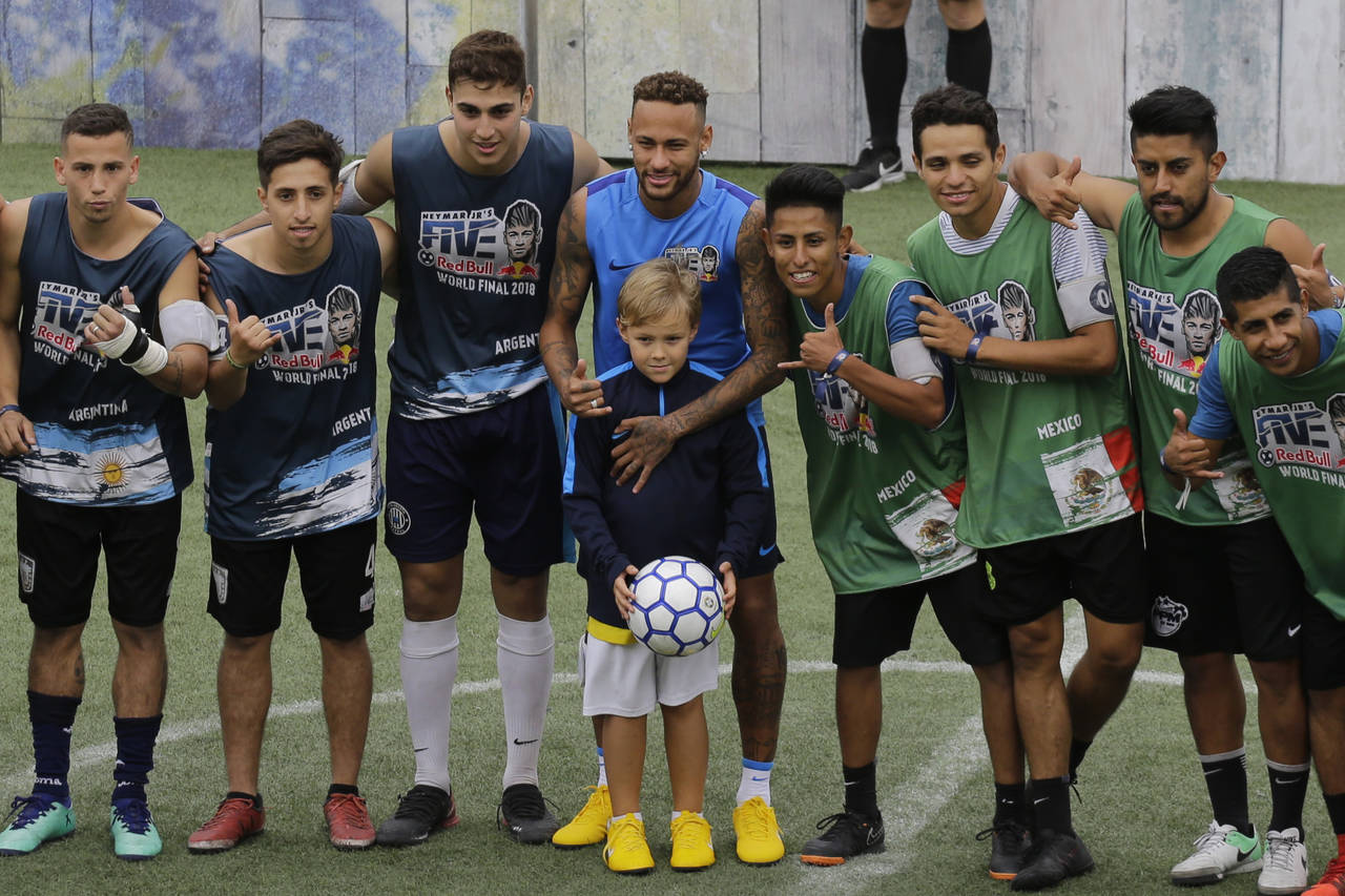 El astro brasileño Neymar y su hijo Davi Lucca posa para una foto con jugadores que representan a Argentina, izquierda, y México. (AP)