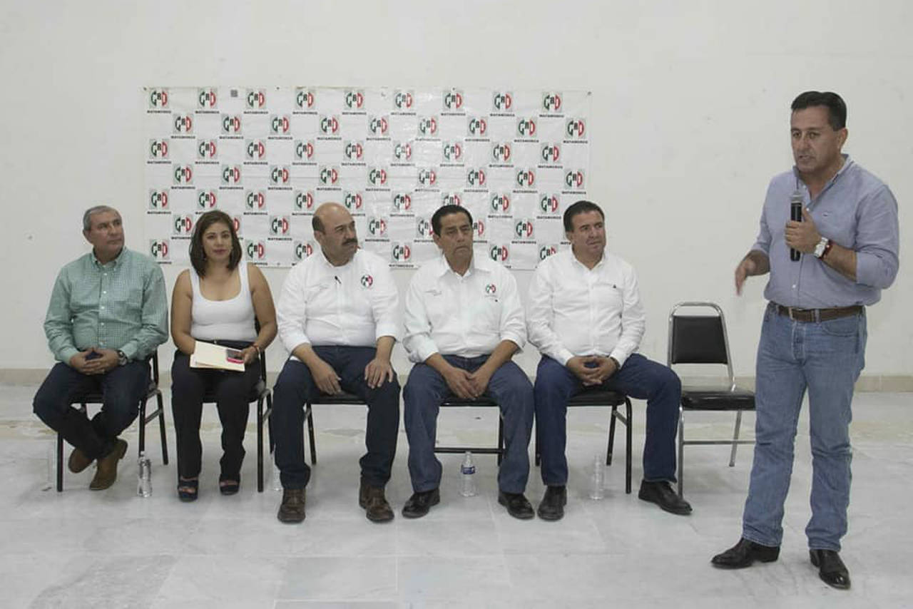 Recorrido. El líder estatal del PRI, Rodrigo Fuentes (tercero de izq. a der.) estuvo en Matamoros en su gira por los comités.