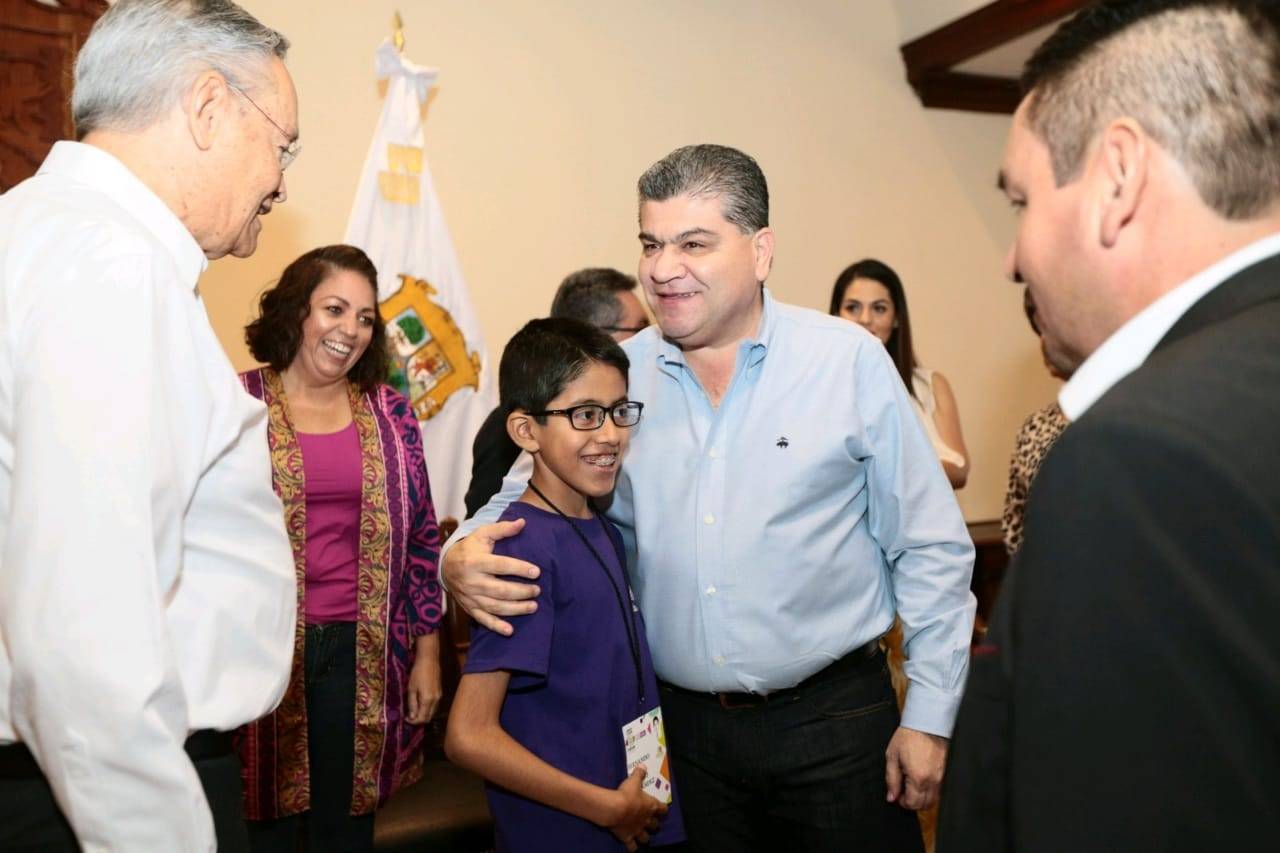 Convivio. El gobernador de Coahuila, Miguel Riquelme, convivió con niños ganadores de la Olimpiada del Conocimiento. (CORTESÍA) 