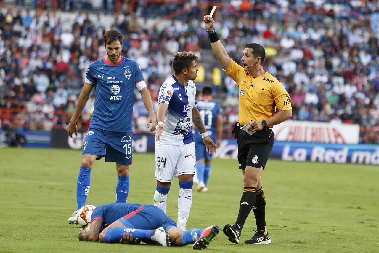 Diego Montaño muesta una amonestación tras marcar una falta ayer.
