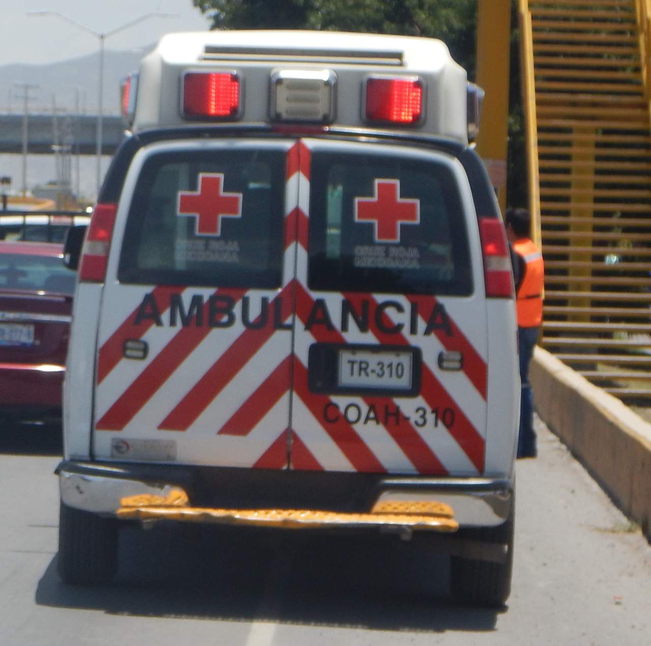 Hasta el lugar arribaron los paramédicos de la Cruz Roja de Torreón, quienes encontraron que el hombre ya había muerto. (ARCHIVO) 