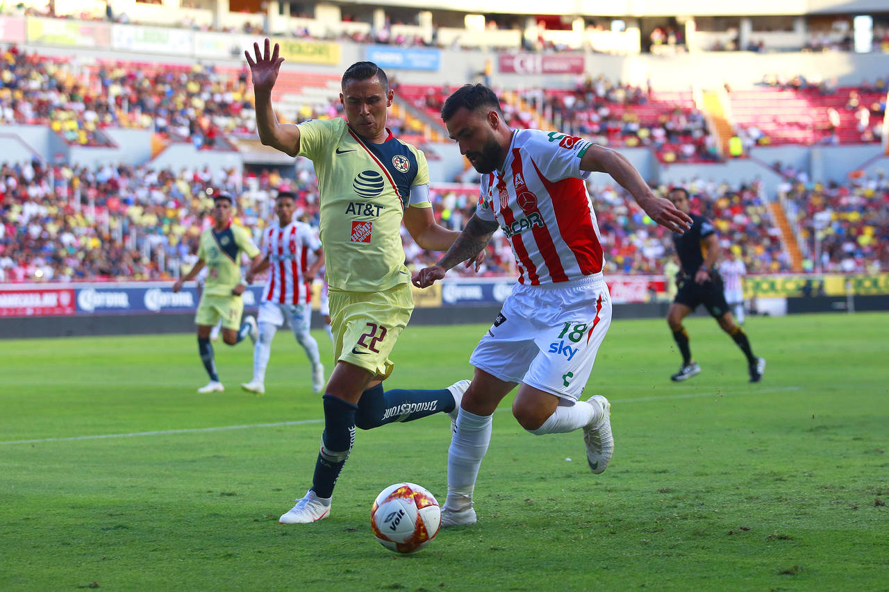 Paul Aguilar (i), del América, y Felipe Gallego, del Necaxa, durante el juego de la Jornada 1 del Torneo Apertura 2018. (Jam Media)
