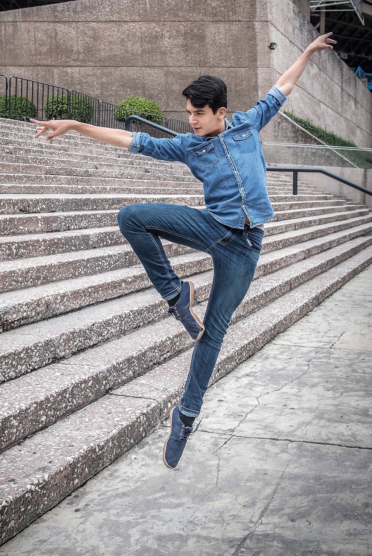 Trabajando. El bailarín mexicano Enrique Bejarano, de 15 años, recauda fondos para pagar su estancia en la Academia de Danza Princesse Grace, en Montecarlo, en donde obtuvo una beca. (CORTESÍA)