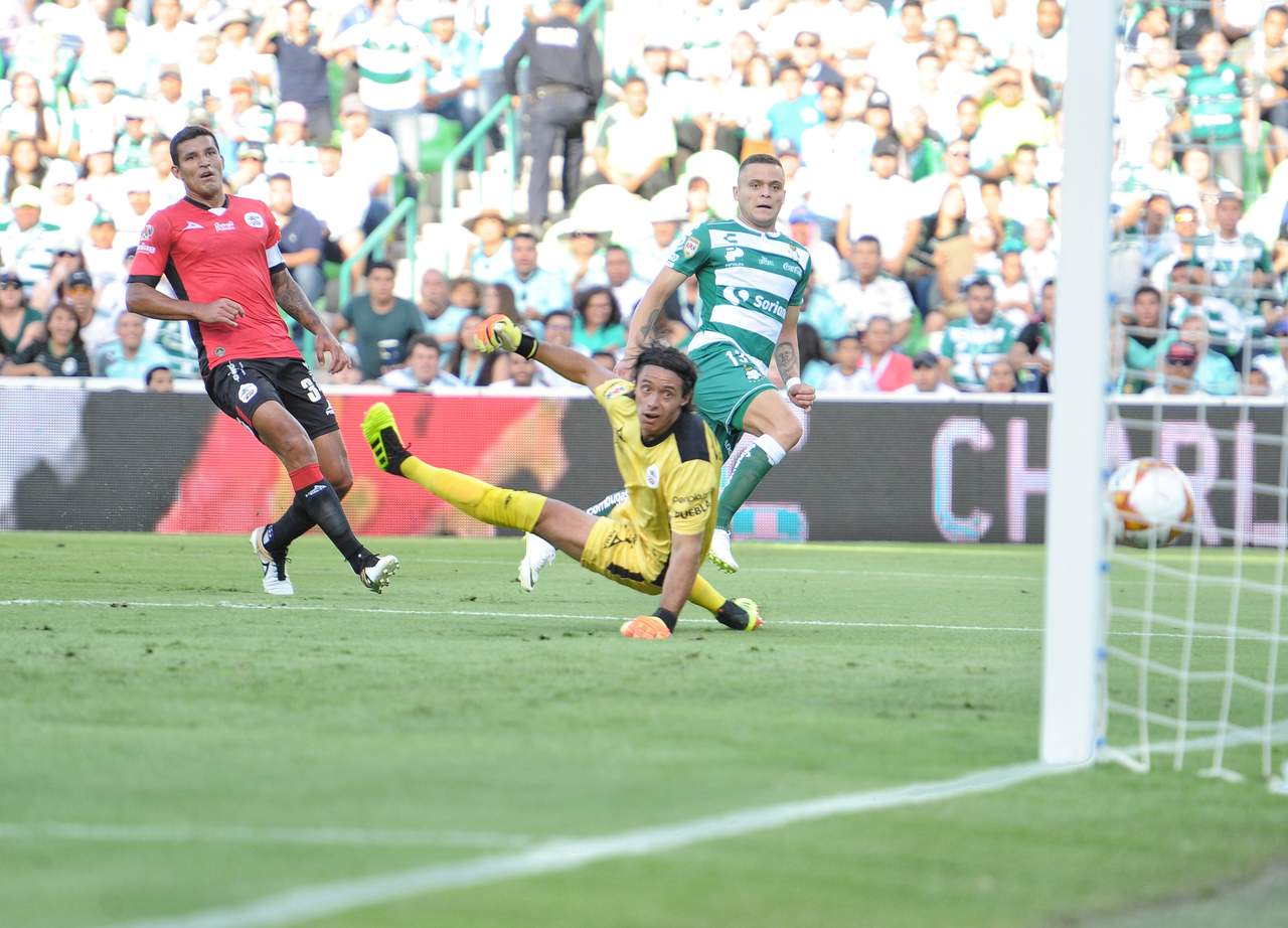 Jonathan Rodríguez marcó el 2-1 definitivo para que los Guerreros del Santos Laguna comenzaran con un triunfo la defensa de su título de la Liga MX. (RAMÓN SOTOYMAYOR)