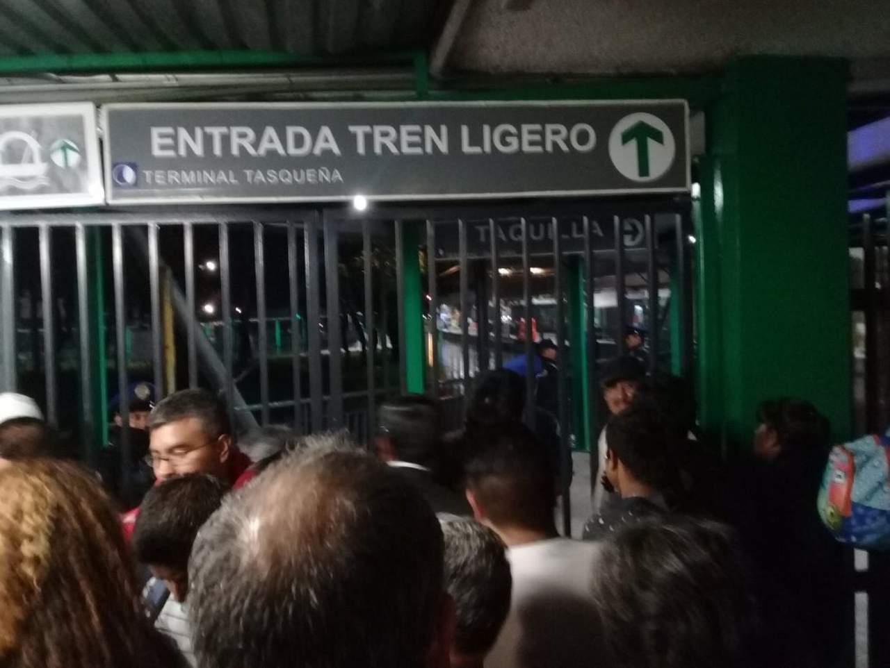 Falla en Tren Ligero ocasiona cierre de la estación El Vergel a Tasqueña. (TWITTER) 
