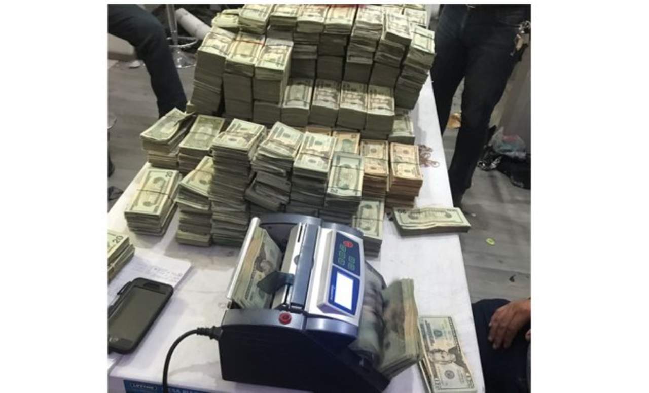En un compartimento oculto bajo el suelo de una casa en Matamoros, Tamaulipas, elementos del Ejército y de la fiscalía del estado encontraron 130 kilos de cocaína, siete armas, y un millón 894 mil dólares en efectivo, uno de los más grandes aseguramientos en los últimos años. (TWITTER/ EL UNIVERSAL)