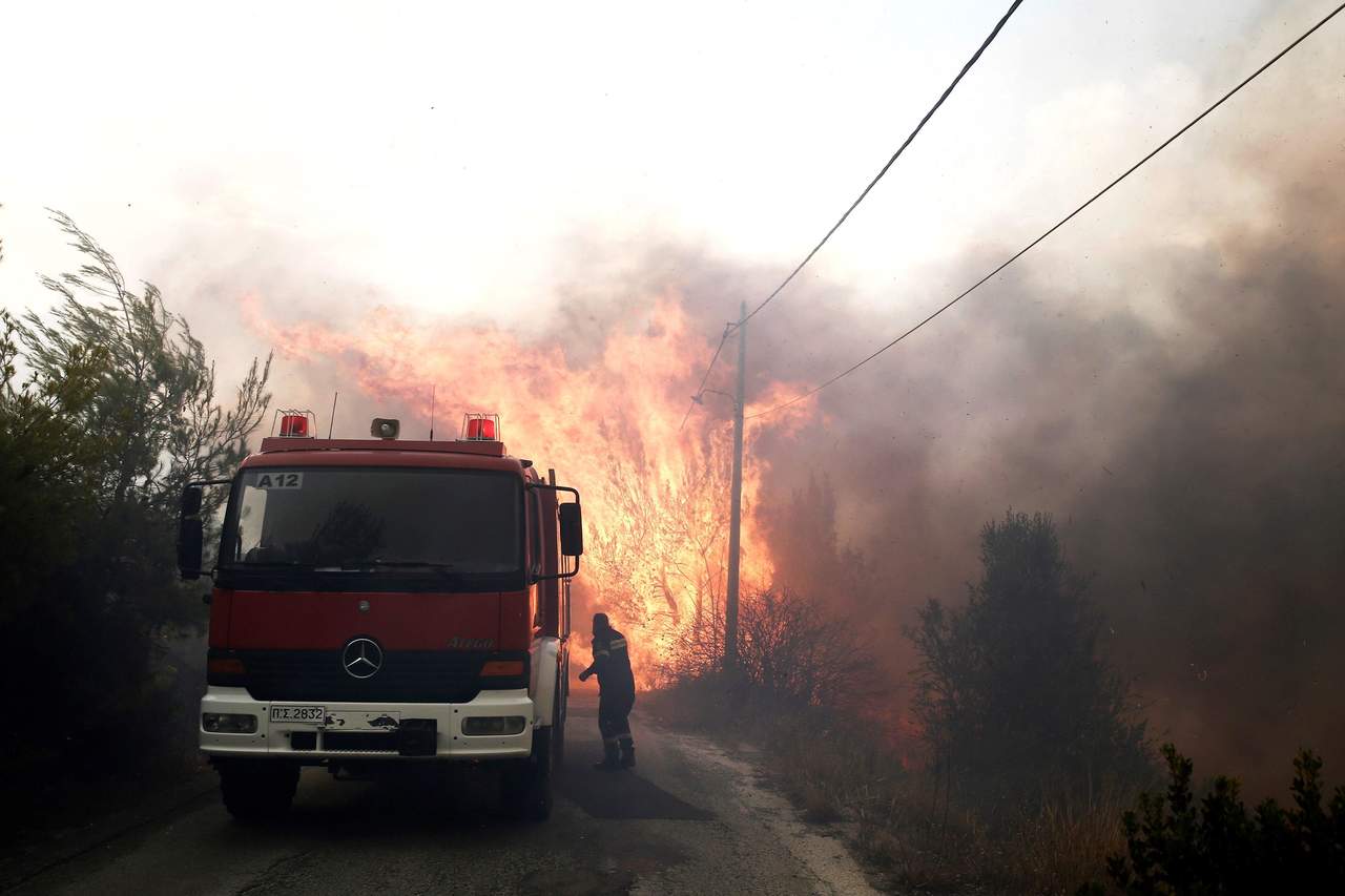 Los incendios han arrasado viviendas, han obligado a evacuar varias poblaciones y han llevado a las autoridades a declarar el estado de emergencia y a pedir ayuda europea. (EFE)