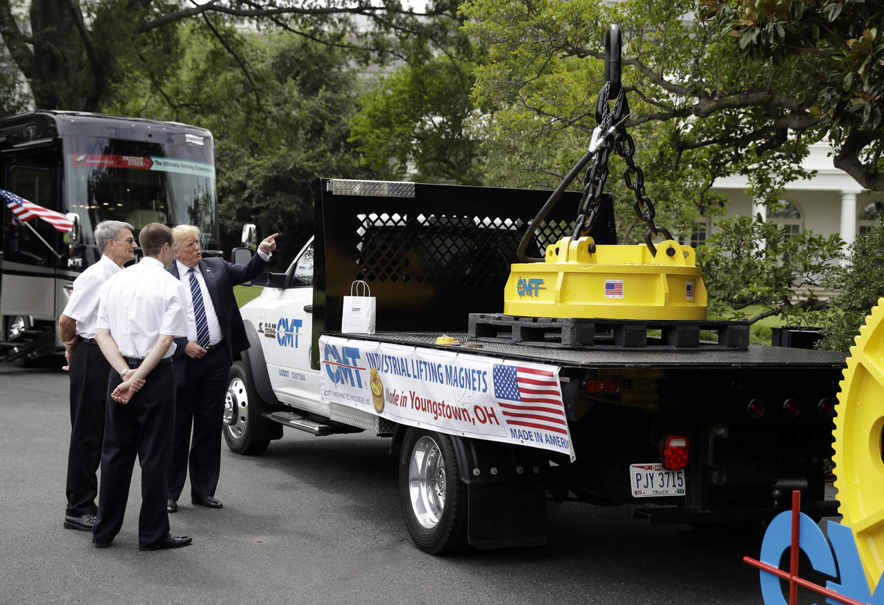 “Nuestros gobernantes en Washington no hicieron nada, nada. Permitieron que nuestras fábricas se fueran, que nuestra gente perdiera sus empleos”, declaró Trump en la Casa Blanca. (AP)