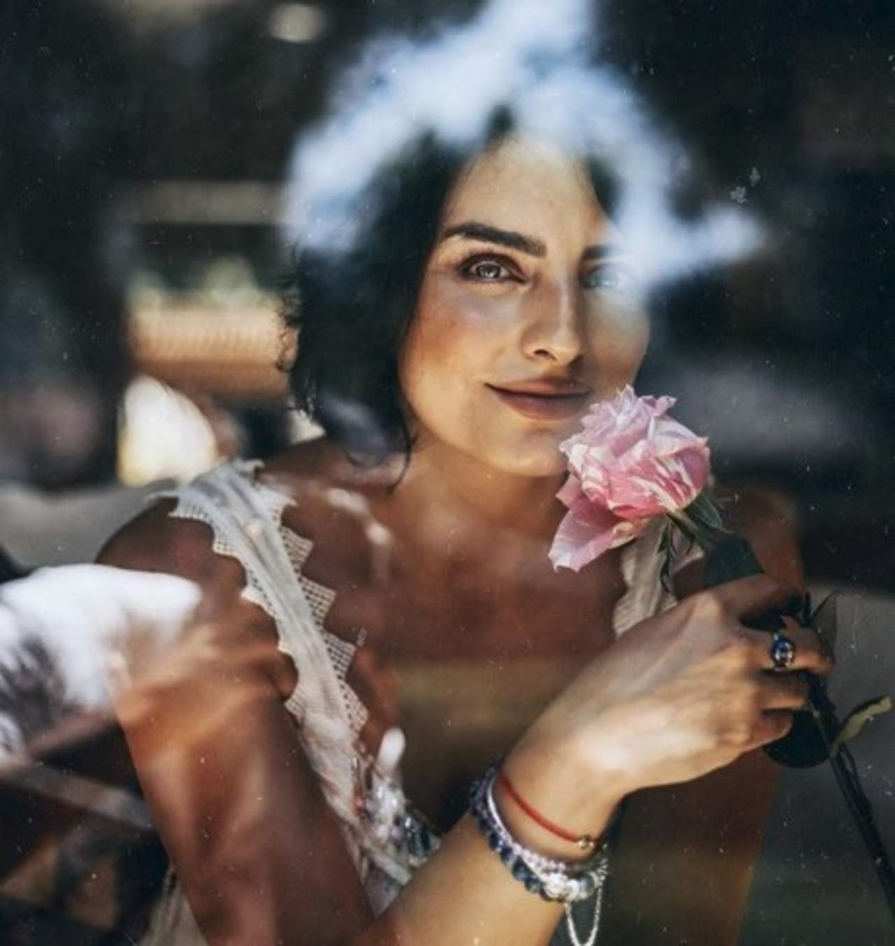 'Me ponen feliz los días con ustedes', escribió la actriz de 'A La Mala' en un retrato en Tepoztlán donde luce sin sostén y sus pechos son cubiertos solo con un chaleco. (ESPECIAL)
