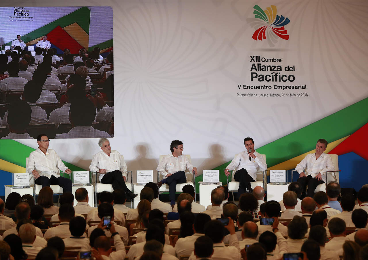 Desde el balneario mexicano de Puerto Vallarta, donde este 23 y 24 de julio se celebra la cumbre, Peña Nieto remarcó que, pese a la complejidad de la modernización, los tres países 'ahí estamos, sentados en la mesa'. (EFE)