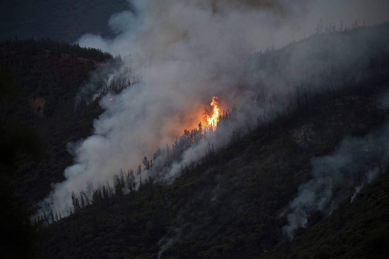 Amenaza. El fuego amenaza a las comunidades de las montañas y a más de 200 estructuras. (AP)