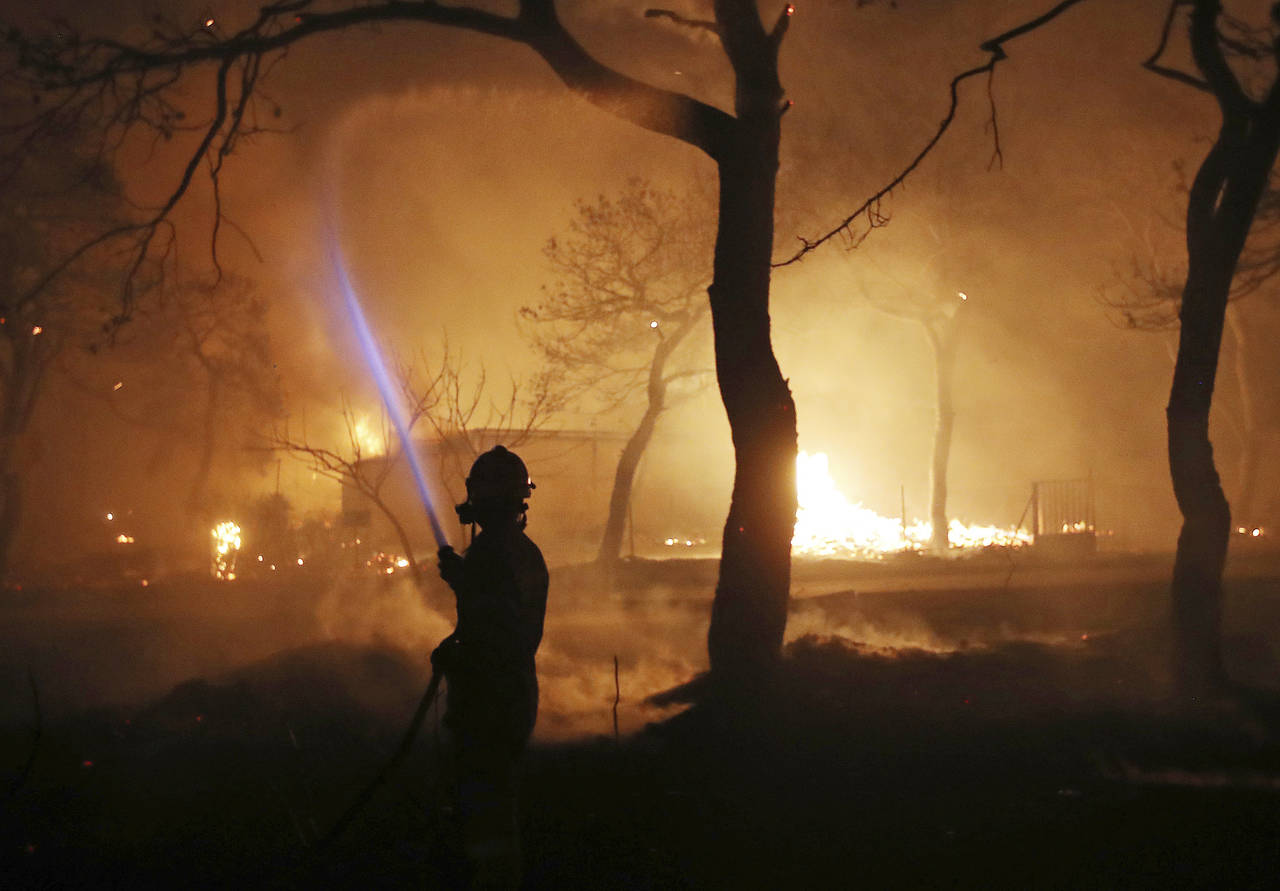 Sin control. Tres incendios cerca de Atenas están fuera de control debido a fuertes vientos. (AP)