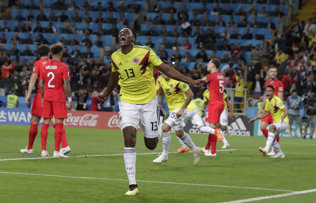 El zaguero de Colombia Yerry Mina festeja tras marcar el gol para el empate 1-1 contra Inglaterra en el tiempo reglamentario del partido por los octavos de final del Mundial en el estadio Spartak de Moscú. El futuro de Yerry Mina está en el aire