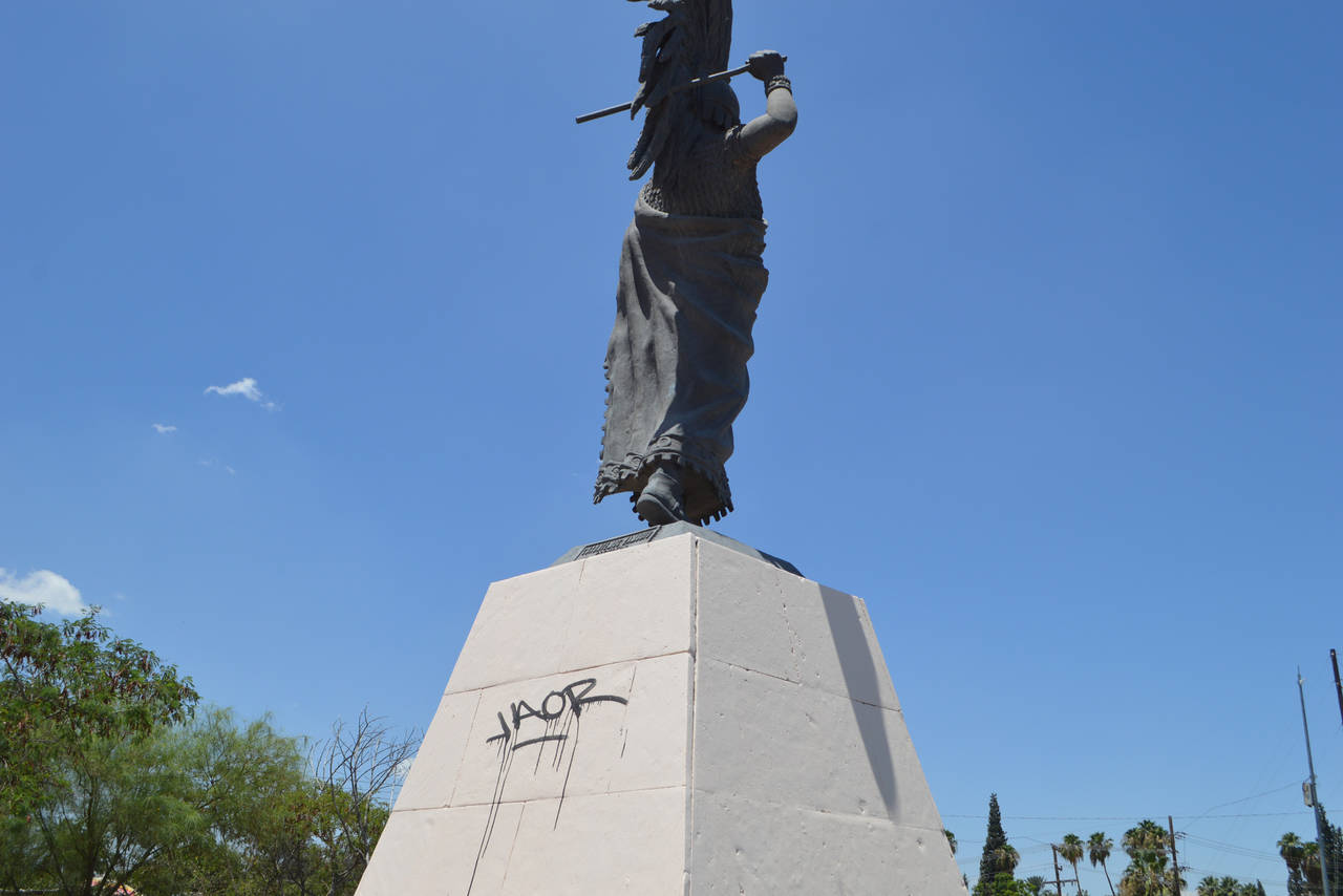 Vandalismo. Jóvenes realizaron rayones de grafiti en la base del monumento a Cuauhtémoc. (EL SIGLO DE TORREÓN/ROBERTO ITURRIAGA)