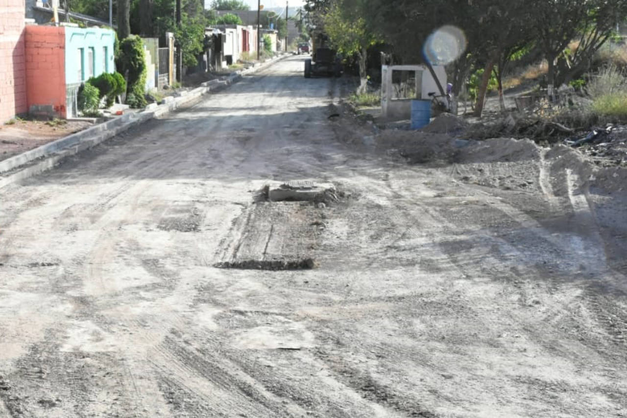 Trabajos. La pavimentación es actualmente realizada en la calle del Ferrocarril, por el acceso a San Luis del Alto. (EL SIGLO DE TORREÓN) 