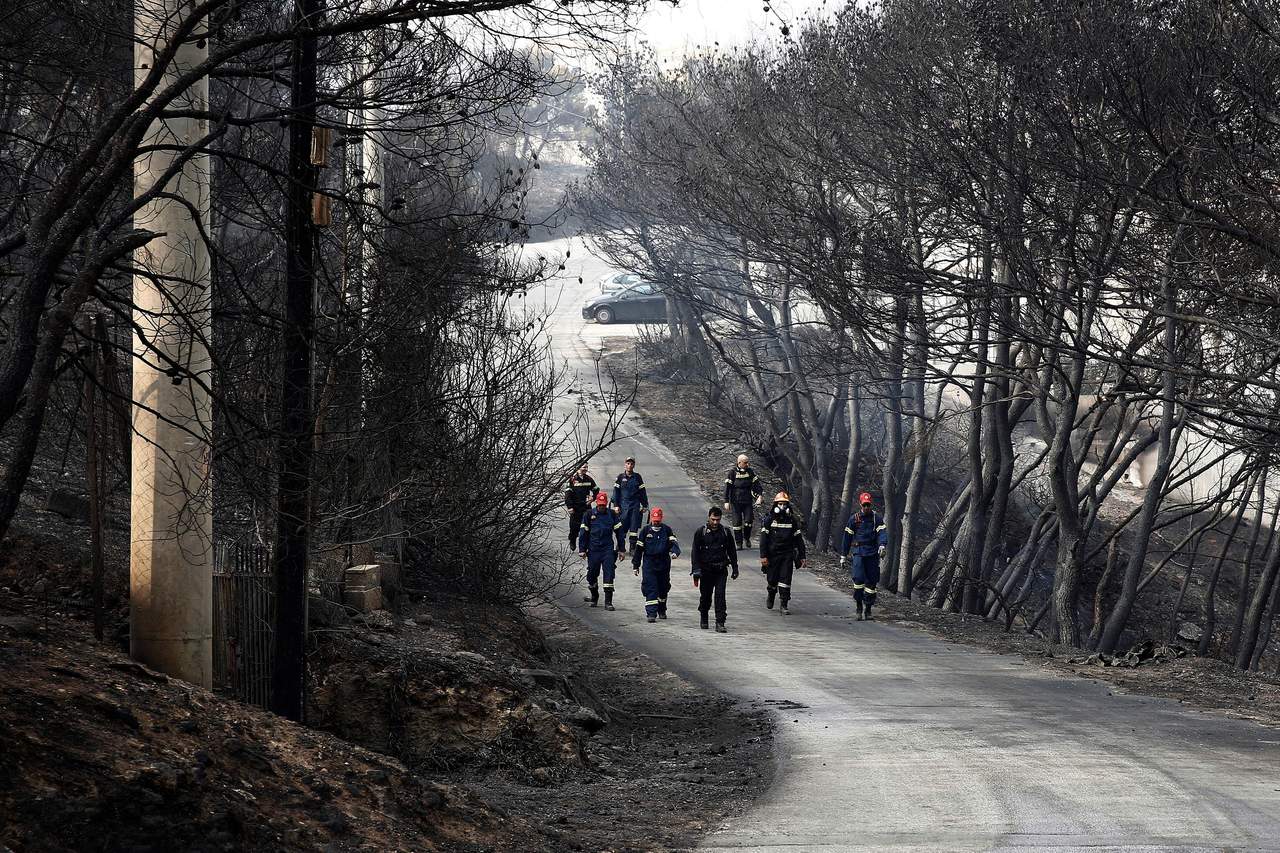 Cifra de muertos por incendios en Grecia supera los 60, según alcalde. (EFE)